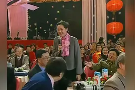 倪萍和前夫王文澜同框，两人笑靥如画，倪萍美丽大方，娇羞可人！视频封面