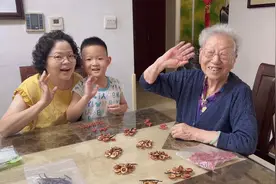 一根苦丁茶、十片山楂片、三十粒枸杞泡茶喝👌👍视频封面