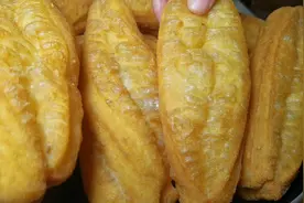 炸油条不要乱放东西，这个比例你一定要记住，外皮酥脆，个个空心视频封面