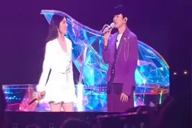 赵露思林俊杰恋情疑曝光？女方现身演唱会表情尴尬。视频封面