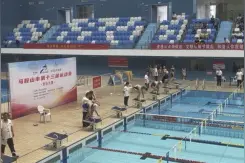 #运动健身# 泳池边的热身准备，活力满满迎接比赛！🏊‍♀️🏊‍♂️视频封面