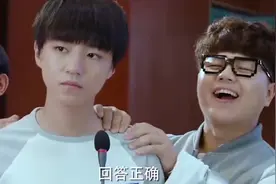 王俊凯比赛胜利被对方扔鸡蛋，王源在后面气的脸都皱了视频封面