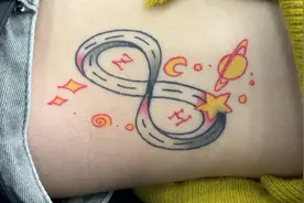 小美女来洗一个侧腰纹身，是个怕痒的小姑娘视频封面