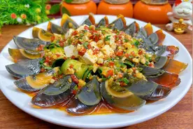 把皮蛋上锅蒸一蒸，瞬间变成年夜饭最受欢迎的硬菜，上桌就扫光视频封面