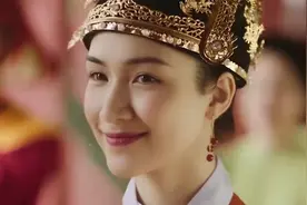 越南末代皇后，因颜值受尽皇宠，为何晚年却惨遭抛弃！视频封面