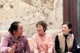 娘家爸妈到大女儿家过年 三个亲家见面分外热闹 一起吃团圆饭视频封面