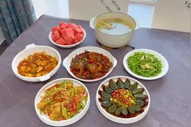 入伏啦天气好热，晚餐做了五菜一汤，各个都是下饭菜，简单好吃