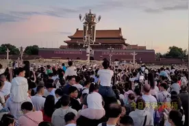 今天早上5点48分，北京天安门太壮观了，人山人海发生什么事了