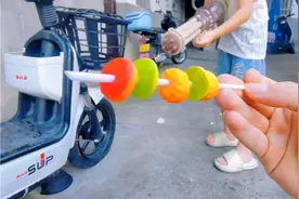 小西的汉堡糖掉地上了，用水枪能洗干净吗？1-3岁儿童搞笑视频