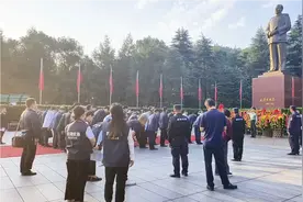 10月24日清晨，神秘大领导敬献花篮仪式，低调且亲和，真是好领导视频封面