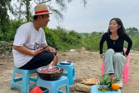 湛江女网友带我去乡下农场野炊烧烤，全是自己家养的土货，真开心视频封面
