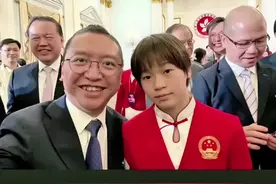 香港商界大佬与全红婵合影视频封面