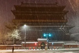 北京2023第一场雪，大雪花铺天盖地往下掉，城市瞬间被银装素裹视频封面
