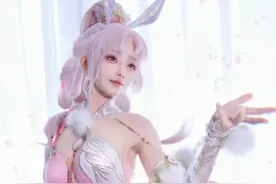 不亏是摇摇，一米八的大个直接撑起cos界的半边天。
@走路摇视频封面