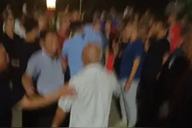 9月8日莱州广场大型晚会彩排，跳广场舞的大爷正搂着女人跳舞。