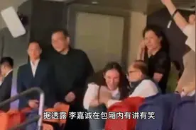 李嘉诚现身“五月天”演唱会现场，看起来精神状态还不错视频封面