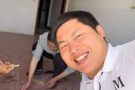 农村小伙卖蜈蚣，两个晚上挣129元，挣钱太不容易了