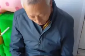 正是秋收农忙时，大爷放下农活带狗狗打吊针，用手给它当枕头悉心呵护。视频封面
