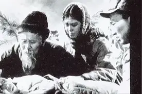 露天电影《英雄儿女》50后60后的集体回忆，王芳受伤了