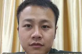 【驻守全军最高5592观察哨 战士发际线令人心疼！】位于西藏高原的5592观察哨，是我军最高的驻兵点。战士们不畏严寒与缺氧战斗在一线，他们的发际线和一张张被强紫外线晒伤的脸，让人十分心疼。