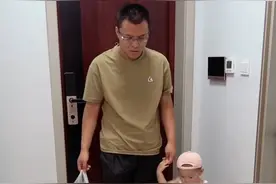 安全常识:遇到突发状况，看看20个月的小兜兜是如何巧妙应对的？ #人类幼崽成长记 #爸爸带娃 #育儿视频封面
