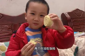 宝贝刚吃饱饭又继续吃两个米饼，没吃饱吗，懂了大的给妈妈，欣慰视频封面
