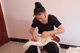 给新生儿洗屁屁的流程。