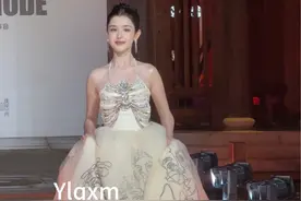 #哈妮克孜 印花蓬蓬裙 又一位异域美人儿这颜值如何？#费加罗在南宋开时尚秀场 #livemode音乐派对视频封面