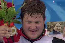 爱是赛场上唯一合法且被允许的兴奋剂，两个人的力量又怎么会输呢？#巴黎奥运会 #奥运会史上难忘瞬间  #爱情的力量 #泪目视频封面