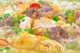 鸡蛋汆牛肉 用鸡蛋豌豆的鲜香搭配上新鲜吊龙的鲜嫩，真的是太绝了，清爽鲜美，你也赶紧试试～#家常菜 #鸡蛋汆肉 #美食教程 #汤鲜味美 #跟着抖音学做菜视频封面