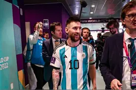 梅西的卡塔尔世界杯落场球衣，最终拍卖价格780万美元，这次拍卖的收益将用于慈善项目，包括巴塞罗那的一家儿童医院以及梅西基金会对患有罕见病儿童的帮助！#梅西 #暖心 #慈善 #责任 #dou来足球季视频封面