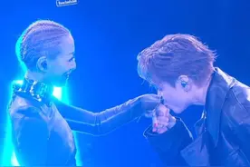 张敬轩去郑秀文演唱会做嘉宾啦，第三场嘉宾 ｜张敬轩- 笑忘书 | 隐形游乐场#张敬轩 #郑秀文 #粤语歌 #港乐