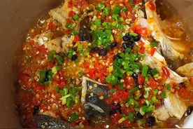 高压锅5分钟就做好的鱼头，鱼肉鲜嫩爽滑，酸酸辣辣真的太好吃啦#鱼头 #妈呀太香了 #吃鱼视频封面