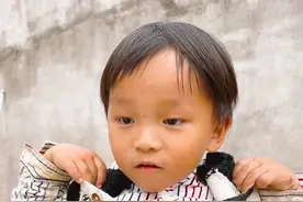 户口本暂时弄不成了，户口本俺妈放起来了，就算想补办我不是户主也补办不了。暂时先放一放把，今天慧芳问我呢儿子过生日都能忘记，我真的是这几天忙的给忘记了，今天又去给小宝买一个小一点点的蛋糕，就算是迟来的父爱把。又买点菜，因为我们一家四口在这住着，往后俺岳母家的伙食就由我来买#记录我的农村生活 #生日 #芳芳记录真实生活视频封面