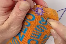 袜子或者衣服破了个洞这样补简单又好看#针线小妙招 #缝补小技巧