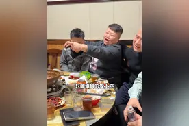 这些人不是我的酒友，18年前我创业KTV酒吧时招聘的员工，那年我32岁，他们21岁多，辉煌过，低谷过，也破产过，风风雨雨18年从未离开过，现在是兄弟家人一样的相处！我脾气不好，谢谢大家包容，但是从来没有给年青人负能量，不良引导！还是那些话，努力，拼搏，爱家人，好好生活，问心无愧！#随拍 #共鸣 #人活着就是一种心态视频封面