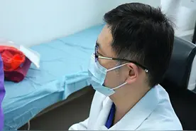 县医院和我们都强烈建议做造影，甚至明确指出了猝死风险，患者家属还是担心年龄、肾病、身体不耐受，希望医生能通过开药解决问题。整个过程鲁主任血压飙升，最后让家属在门口想清楚了再进来。提醒大家：得先活命，再考虑其他的副作用。#心脏调音师 #抖出健康知识宝藏  #鲁志兵主任视频封面