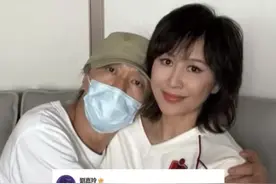 62岁#周星驰 最新亮相，“头发花白”十分显眼，与#刘嘉玲 拥抱合影，还原29年前《#大内密探零零发 》#经典 台词