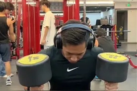 #正常健身成果展示无不良引导 #卧推 #胸肌 #50kg哑铃卧推 #体育生 100kg哑铃卧推和100kg哑铃卧推哪个更有挑战性？？？？？？？视频封面