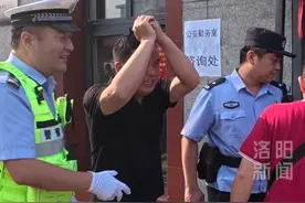 考生忘带准考证急哭！洛阳铁骑20分钟火速送回，家长抱拳感谢～ #2025洛阳高考 #高考视频封面