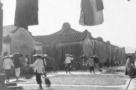 1922年广东潮汕地区农村真实影像老照片。这张相片是由美国传教士克里斯.保罗，1922年拍摄广东潮汕地区农村正在晒稻谷真实影像老照片。1918年潮汕地区经历南澳岛7.3级大地震后，1922年8月2日一个12级台风正面袭击潮汕地区，造成约8万人死亡，史称“八二风灾”。这张照片拍于台风过后，可以看到墙屋倒塌还没有修缮好，竹竿上晒着三件大人小孩衣服，时值秋收季节农民正在粟埕上晒稻谷。#老照片 #潮汕历史#旧照片旧时光 #潮汕农村 #一张老照片的回忆视频封面