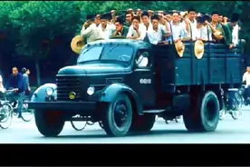 国产卡车界的鼻祖，解放尖头卡车CA10，当年能开上它视频封面