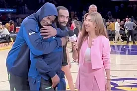 季后赛G1森林狼大胜湖人，爱德华兹拥抱康利 森林狼7名球员射入三分，点点爆破！东契奇成为湖人队史，第三位在第一场季后赛中，砍下30分的球员，但狼队切断了他与队友的联系。狼队第二节打出反击，湖人措手不及。。。#湖人 #森林狼 #爱德华兹 #康利视频封面