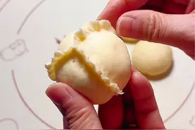 山东人民早餐正确打开方式！提前一晚发好面，做一锅外酥里软的糖包，满满的芝麻香，还不留糖，在配上妈妈做的小米粥，胃口太舒服了！#粗茶淡饭也是生活啊 #山东人的早餐 #抖音美食创作者 #蒸糖包