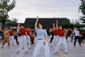 一生很短，请一定要快乐#广场舞dou起来 。#简单的舞步 #跳出你的美 #女人一定要爱自己