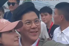 7月6日，香港。#霍启刚郭晶晶参观山东舰航母，郭晶晶亲身体验枪械操作。山东舰舰员：我们都是郭晶晶的粉丝，跳水时期的粉丝了。