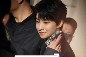 王俊凯巴黎时装周现场+法国粉丝应援#我的追星日记 #小螃蟹