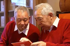 #口琴大爷说想用口琴让大家的生活都有滋有味   在北京，“口琴大爷”王志祥和他的老搭档范开建，常在公园进行口琴公益演奏。两人性格迥异又配合默契，把音乐传到了大街小巷、把快乐吹进了大家心里。如今，当两位大爷收到总台蛇年“春晚等着你”邀请函，他们又是什么反应？一起期待#蛇年春晚等着你 ！视频封面