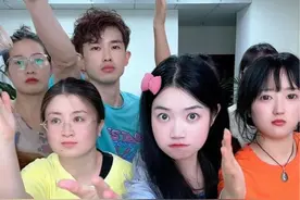 沉浸式无表情拆盲盒，哈哈哈要被憋疯了 #真会玩系列 #办公室游戏 #原来可以这样玩 #沉浸式视频封面