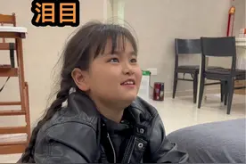 看到这一幕让人心疼、让人泪目，收废品的公公来到儿媳妇家时，孩子的一个举动，让公公泣不成声。百善孝为先，孙子是爷爷晚年的糖，爷爷是孙子少年的光！有一种温暖叫隔辈亲#记录真实生活 #百善孝为先 #感动 #隔辈亲